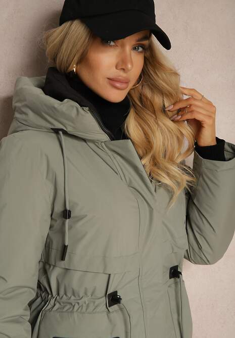 Zielona Kurtka Parka ze Ściągaczami w Talii i Kapturem Zdobiona Zawieszką Zeriena