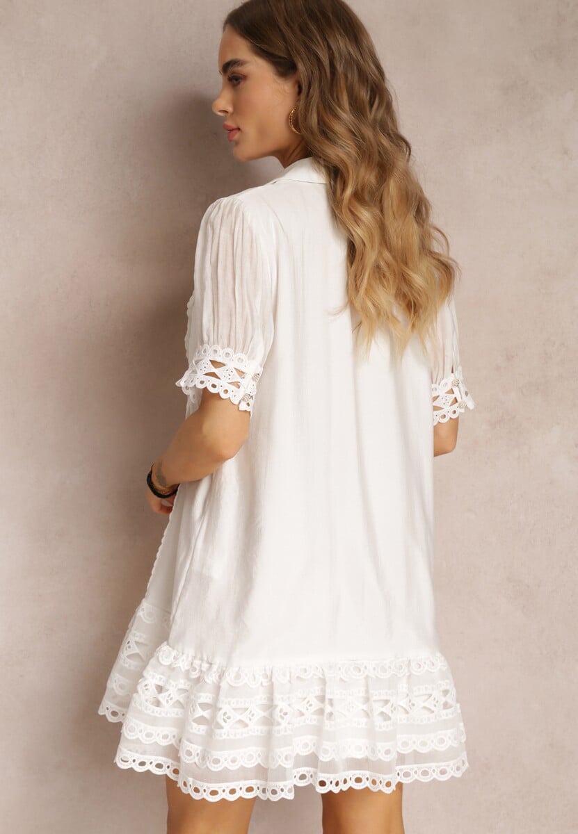 Biała Sukienka Koszulowa z Ażurową Koronką i Ozdobnymi Guzikami Demeta