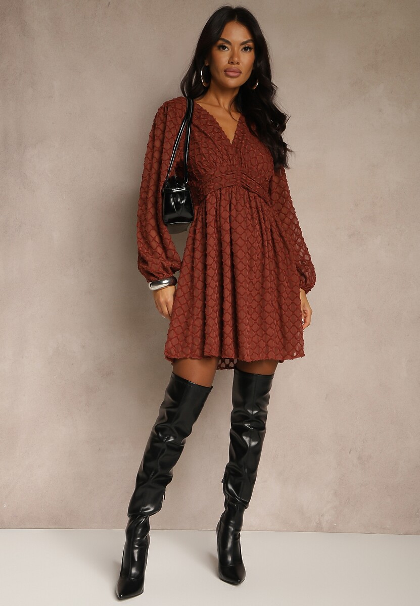 Brązowa Sukienka z Tkaniny Plumeti o Rozkloszowanym Kroju z Dekoltem V Zenarela