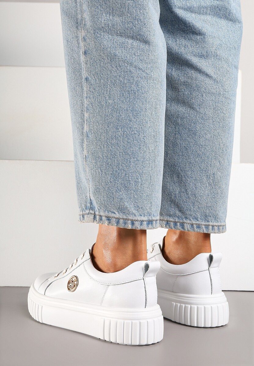Białe Sneakersy na Platformie ze Skóry Naturalnej z Metaliczną Ozdobą Dolennea