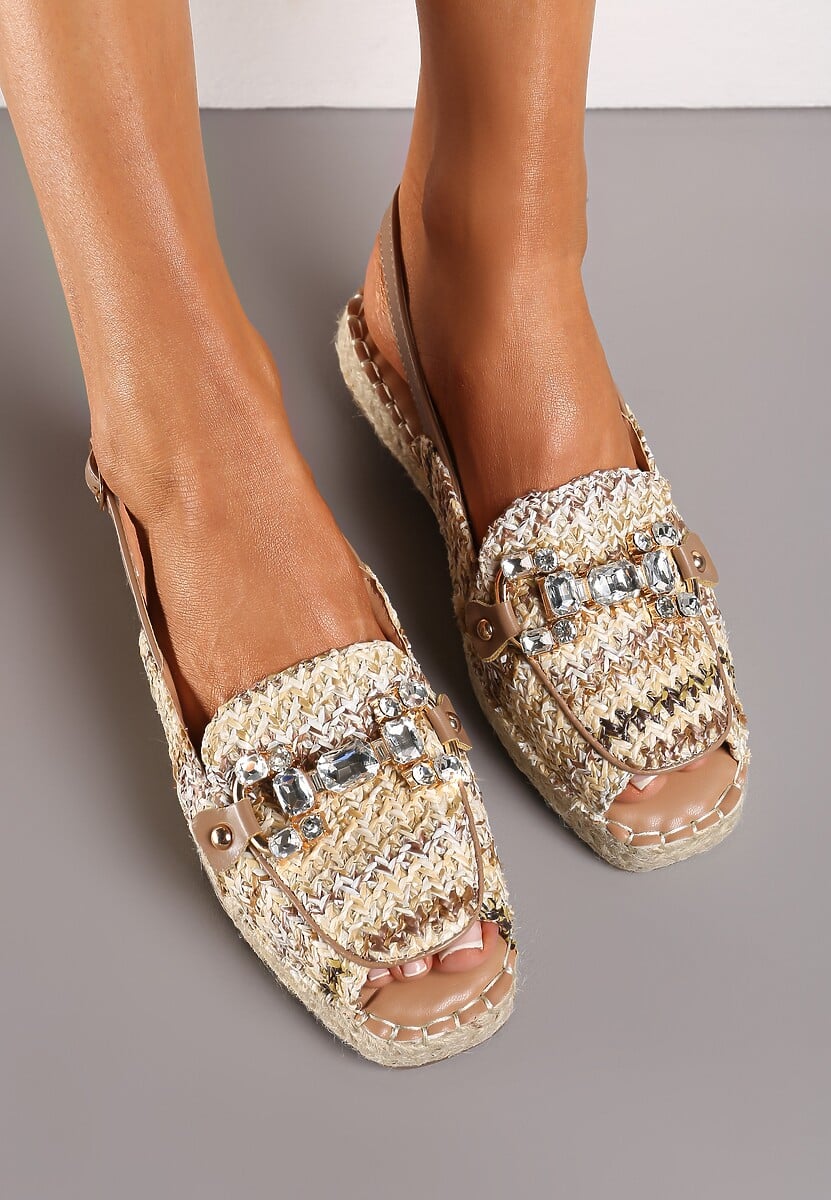 Ciemnobeżowe Sandały z Otwartym Noskiem na Podeszwie z Plecionki Ozdobione Metaliczną Klamrą Tivera