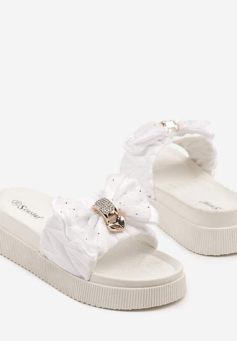 Białe Klapki na Niskiej Platformie Zdobione Aplikacją z Kokardą Kinoriela