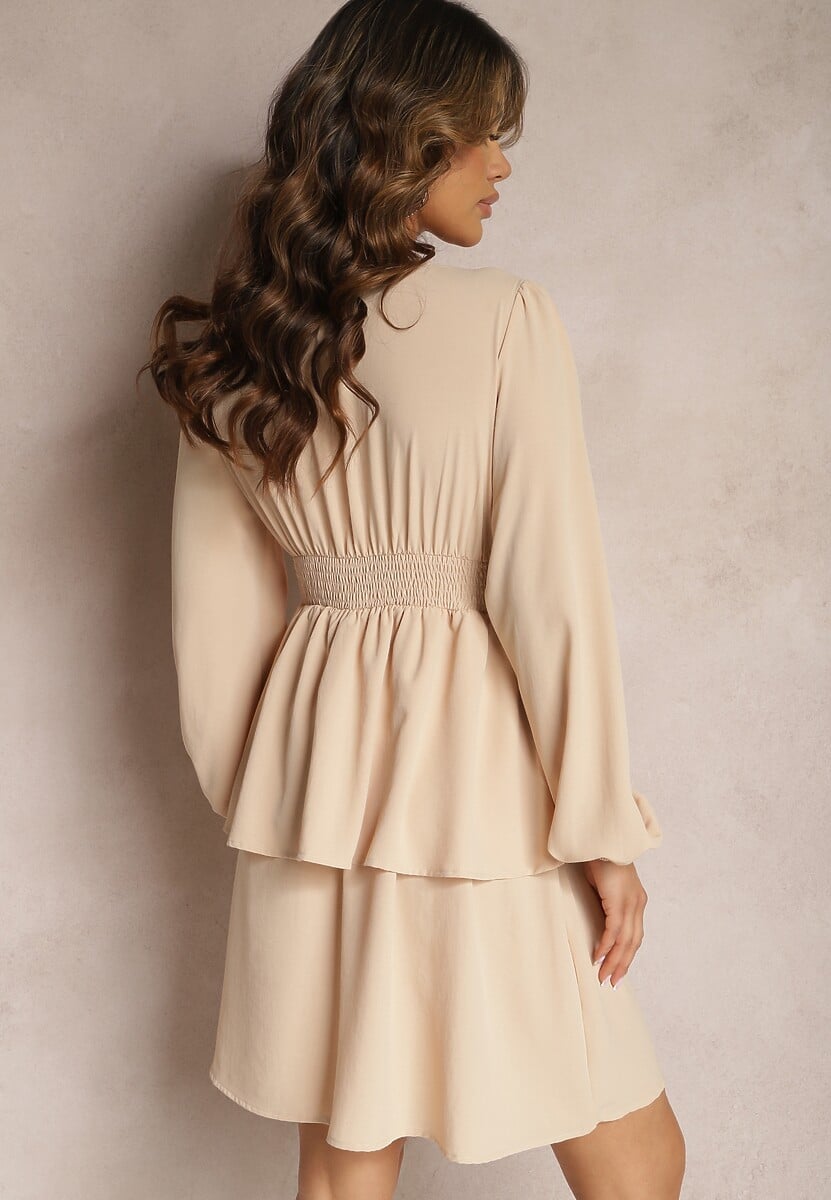 Beżowa Sukienka z Marszczoną Gumką w Talii Falbankami na Dole i Kopertowym Dekoltem Lysanders