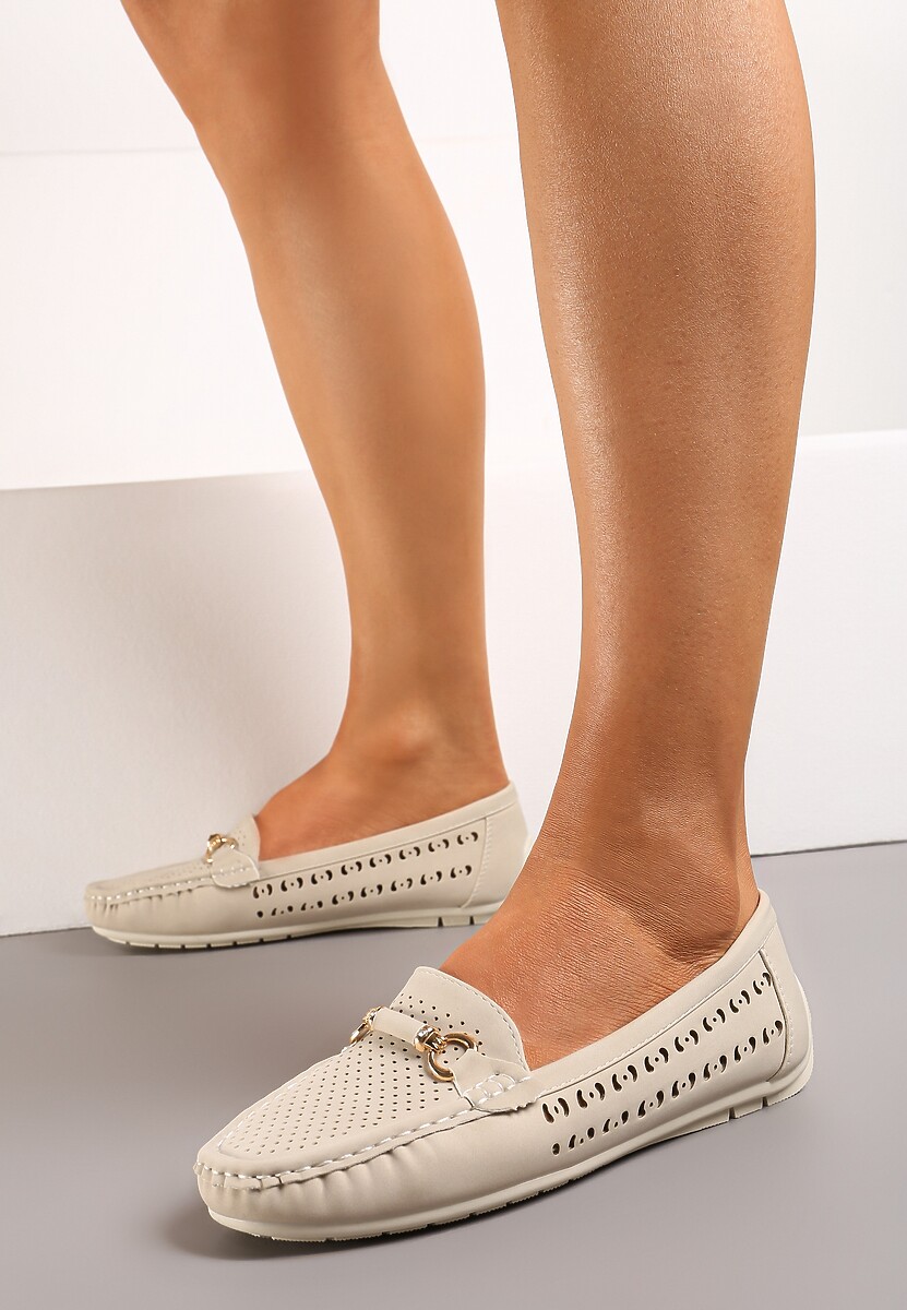 Beżowe Mokasyny Ażurowe z Metalową Aplikacją Carpasia