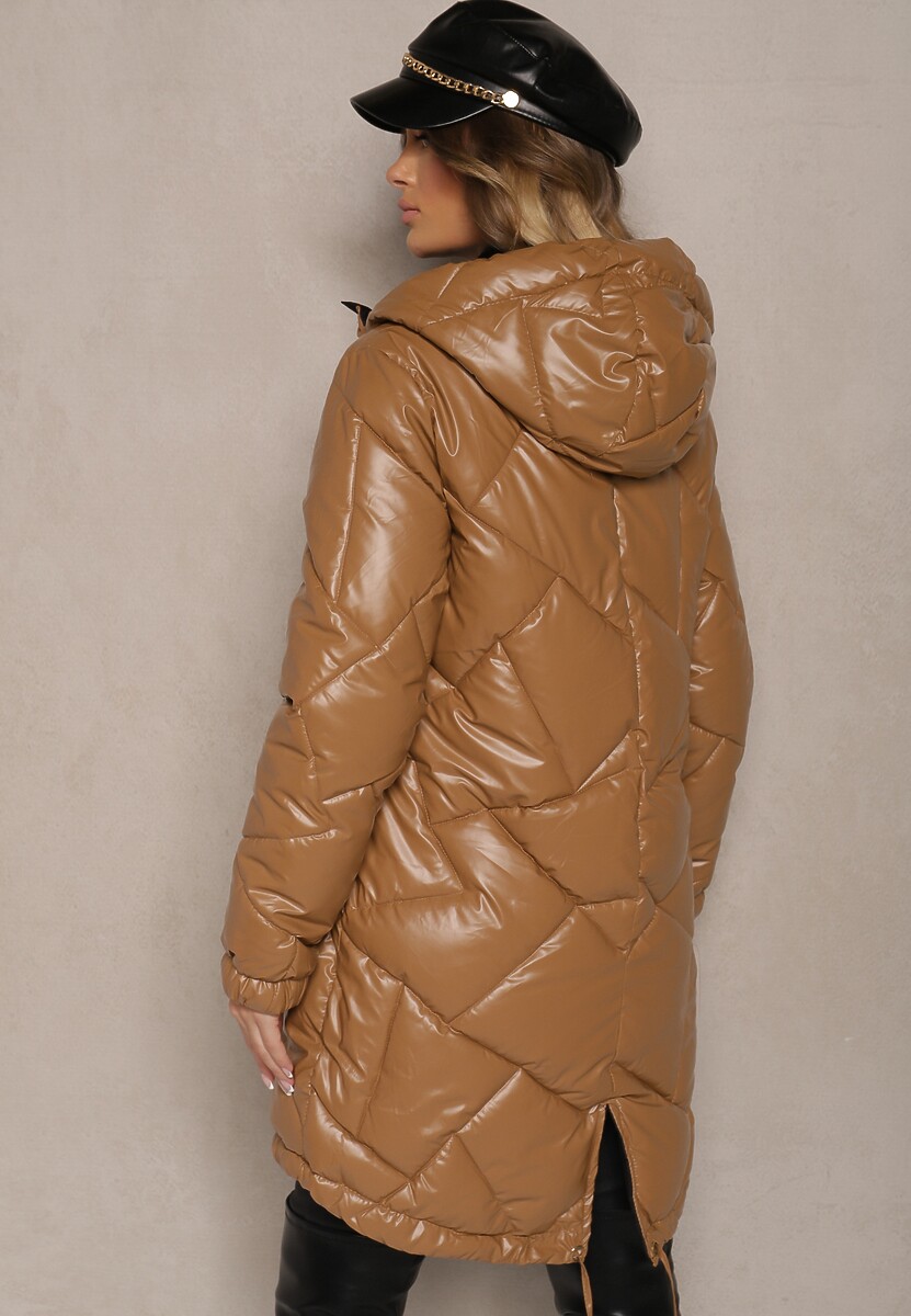 Jasnobrązowa Kurtka Pikowana o Długim Kroju z Kapturem Ozdobiona Sznurkami Polezi
