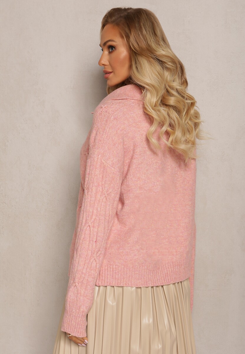 Różowy Sweter z Dekoltem w Serek i Ozdobnym Splotem Travissa