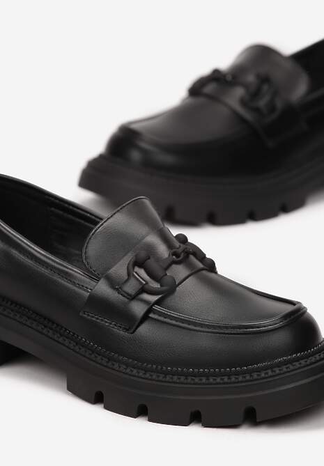 Czarne Klasyczne Mokasyny na Płaskiej Grubej Podeszwie z Metalową Aplikacją Nelaina