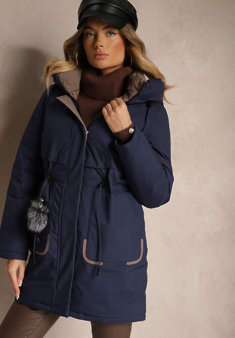 Granatowa Kurtka Parka ze Ściągaczami w Talii i Kapturem Zdobiona Zawieszką Zeriena