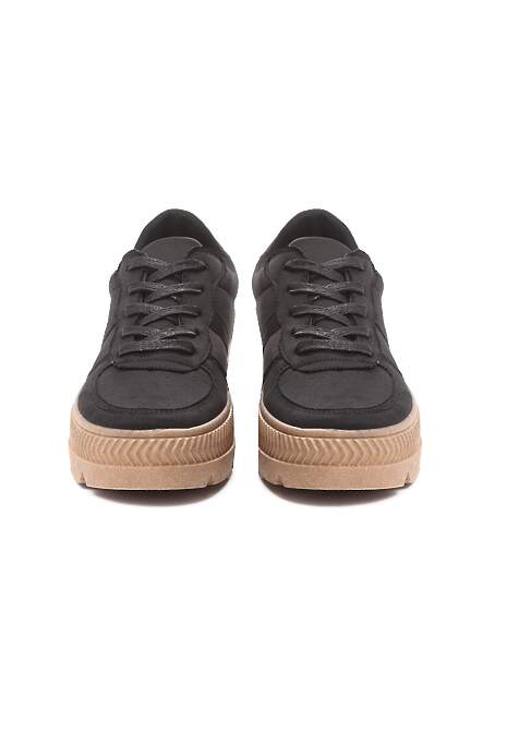 Czarne Sneakersy z Perforacją na Żłobionej Podeszwie Riparian Rights