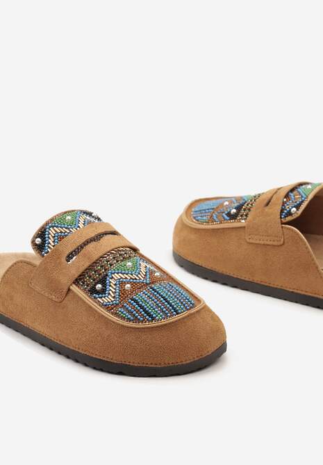 Brązowe Klapki na Płaskiej Podeszwie z Imitacji Zamszu Ozdobione Koralikami i Cyrkoniami Giazara