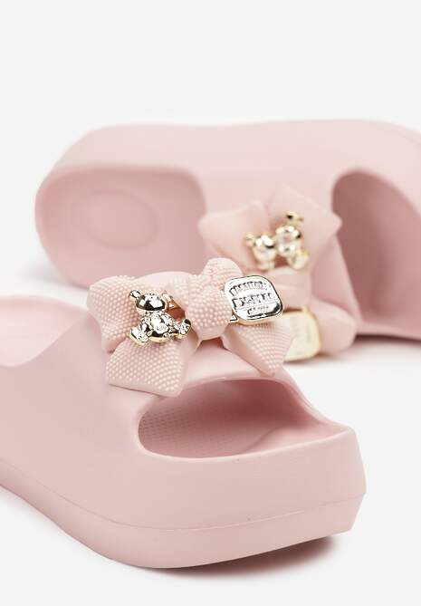 Różowe Klapki z Pianki Ozdobione Aplikacjami o Metalowym Wykończeniu Herefia