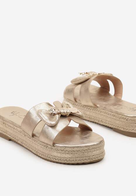 Złote Klapki na Platformie z Plecionymi Paskami Wykończone Kokardką Licebia