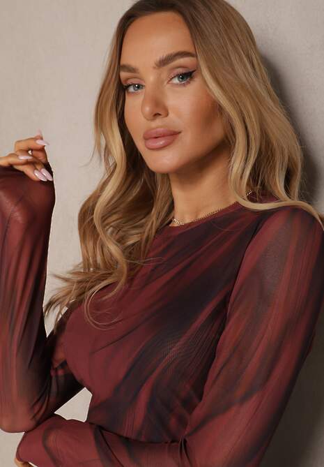 Bordowa Dopasowana Sukienka z Wiskozą z Siateczki Ozdobiona Marszczeniem Nalienne