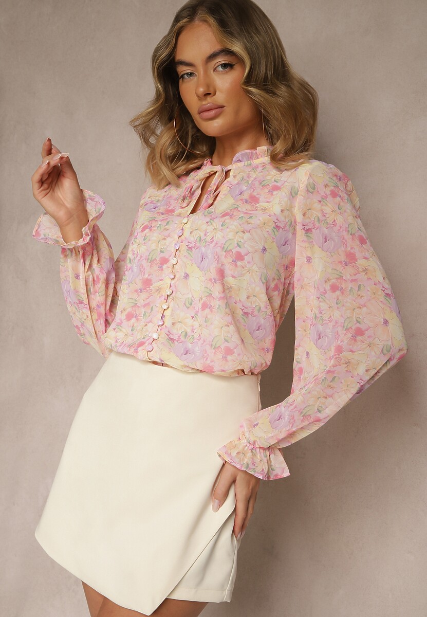 Różowa  Koszula ze Stójką Falbankami i Wiązaniem Przy Dekolcie w Kwiatki Voralla