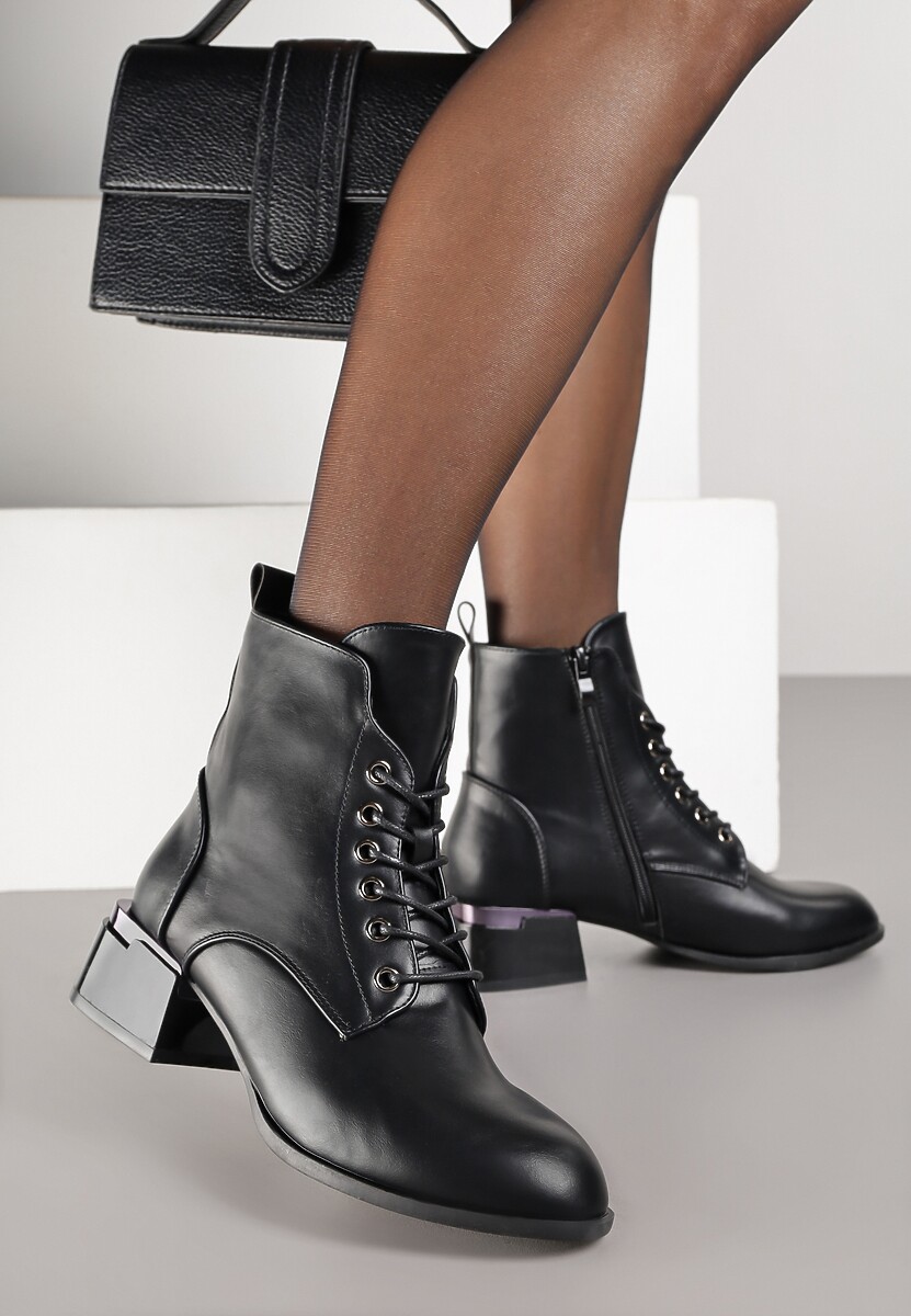 Czarne Lakierowane Botki Vices na Klocku ze Zdobieniem i Sznurowaną Cholewką Falmirea