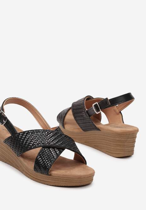 Czarne Sandały z Imitacji Skóry na Niskim Koturnie Zapinane przy Kostce na Sprzączkę Ebilena
