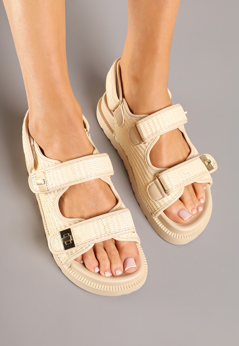 Beżowe Sandały Ozdobione Metalicznymi Aplikacjami i Dwoma Paskami Pillirene