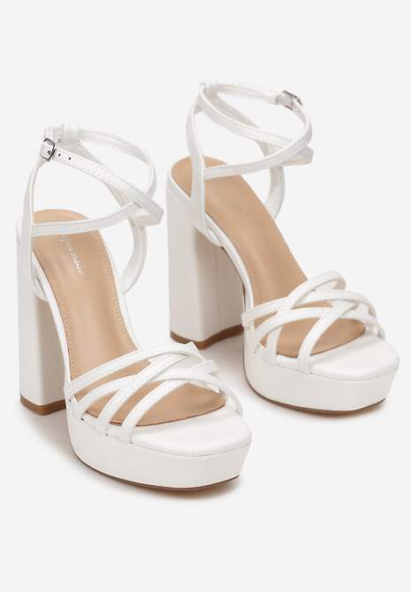 Białe Sandały na Wysokim Słupku z Platformą i Skośnymi Paseczkami Camma