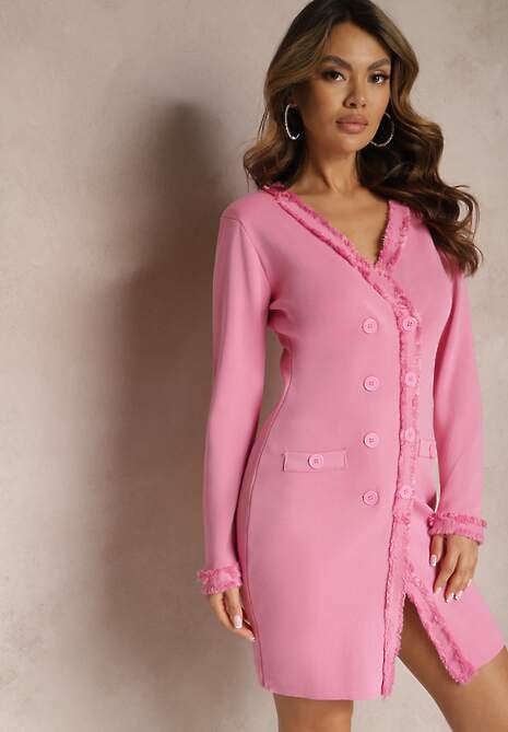 Fuksjowa Sweterkowa Sukienka z Ozdobnymi Frędzelkami i Guzikami Opleria