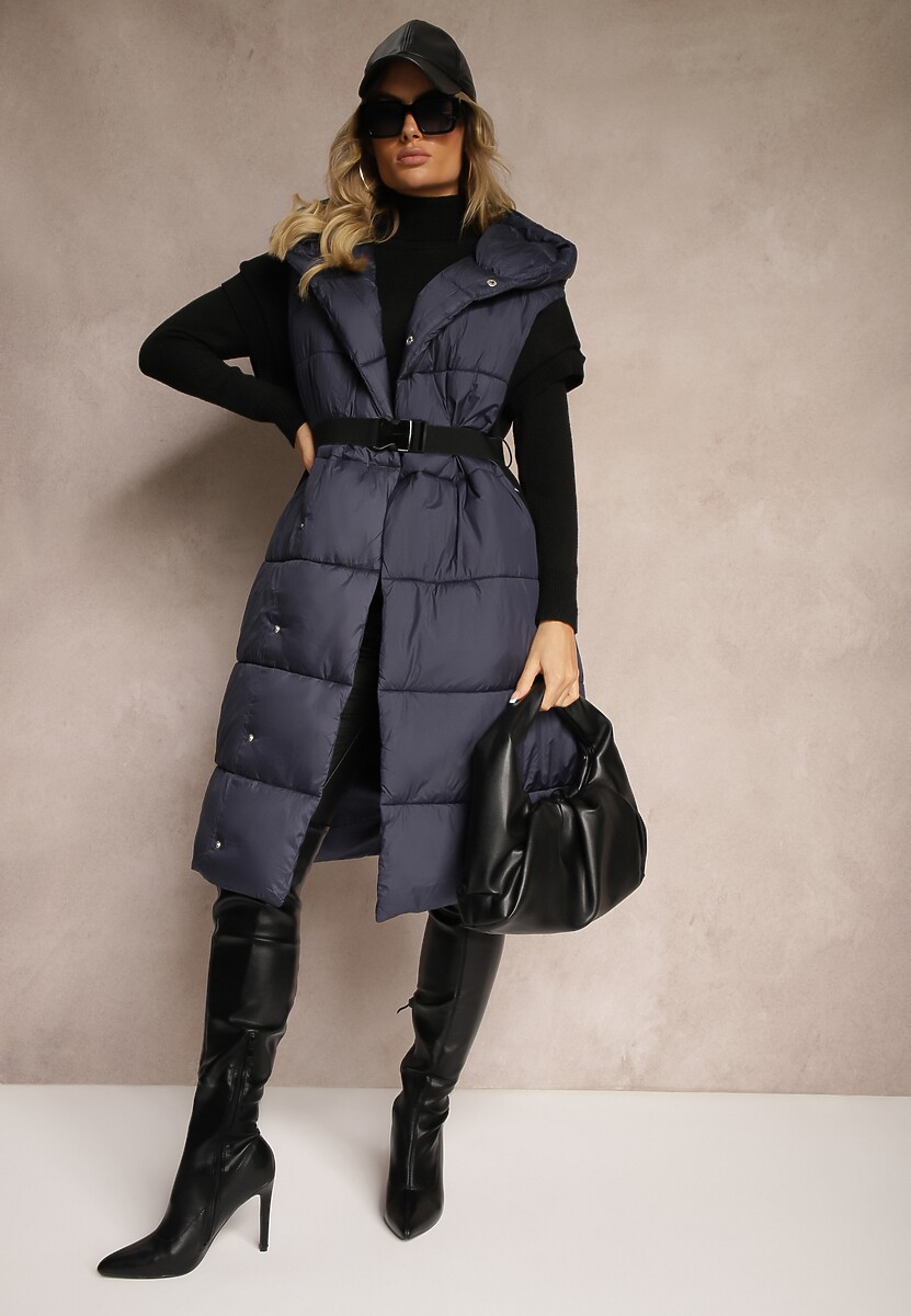 Czarna Długa Kamizelka z Pikowanego Materiału o Kopertowym Kroju z Kapturem i Paskiem Nerietta