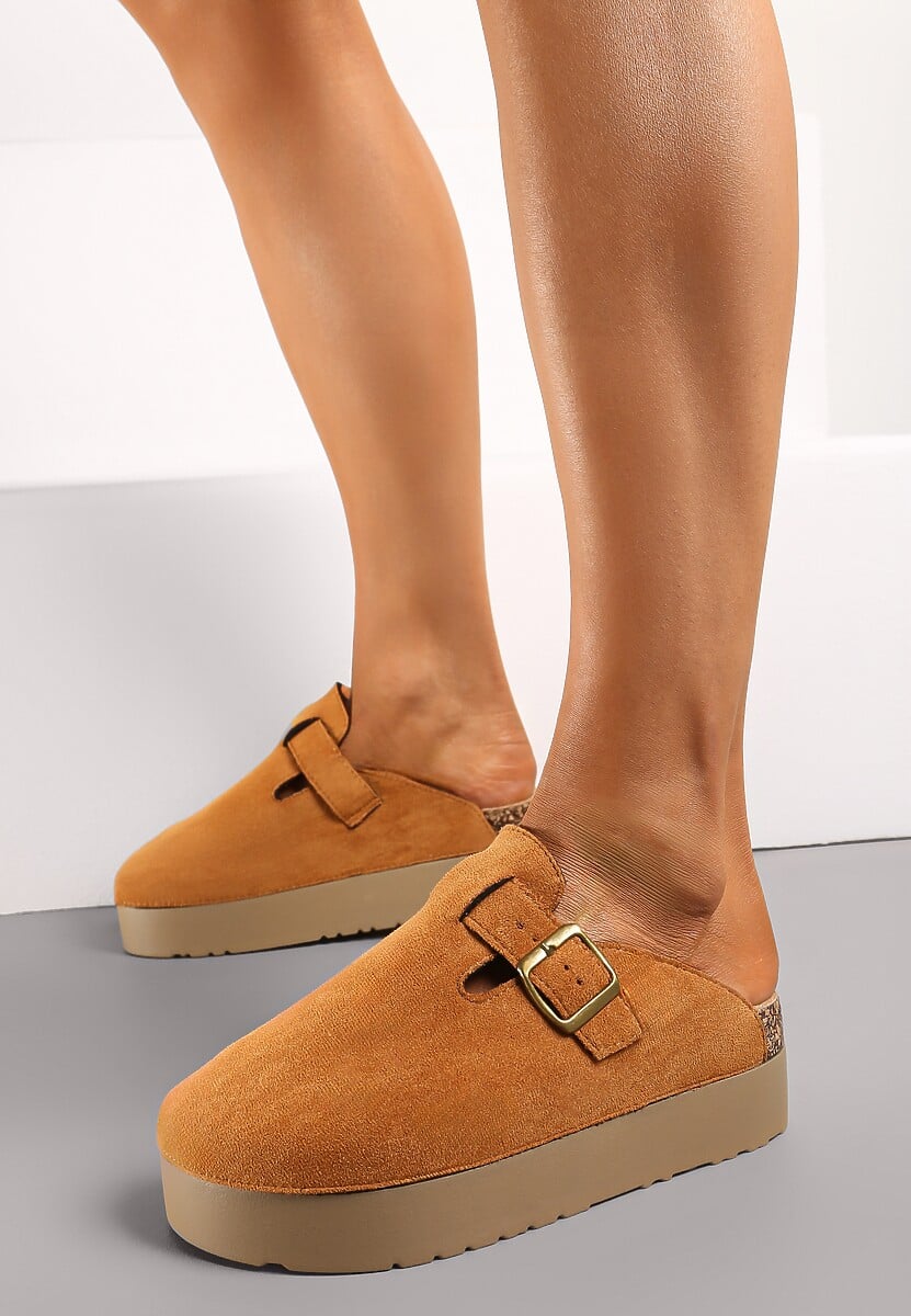 Brązowe Klapki na Niskiej Platformie z Korka Ozdobione Klamerką Kaelintia