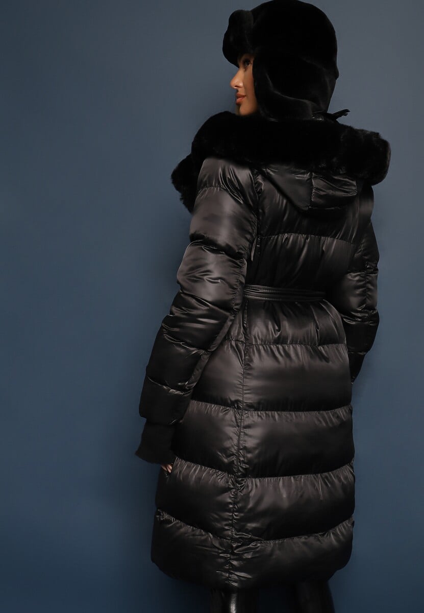 Czarna Pikowana Kurtka Płaszcz za Kolano z Wiązanym Paskiem i Futerkiem Vivenda