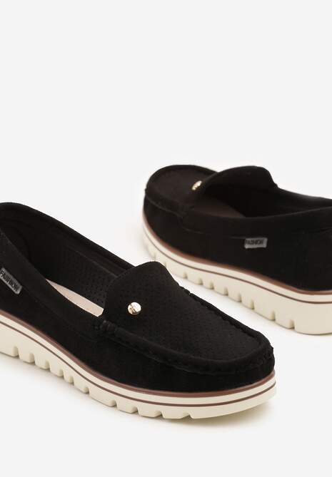 Czarno-Białe Mokasyny z Metaliczną Ozdobą i Perforacją Zairina