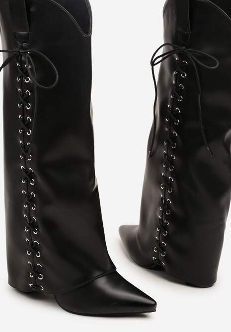 Czarne Kozaki na Słupku Ozdobione Sznurowaniem i Wywiniętą Cholewką Latanessa