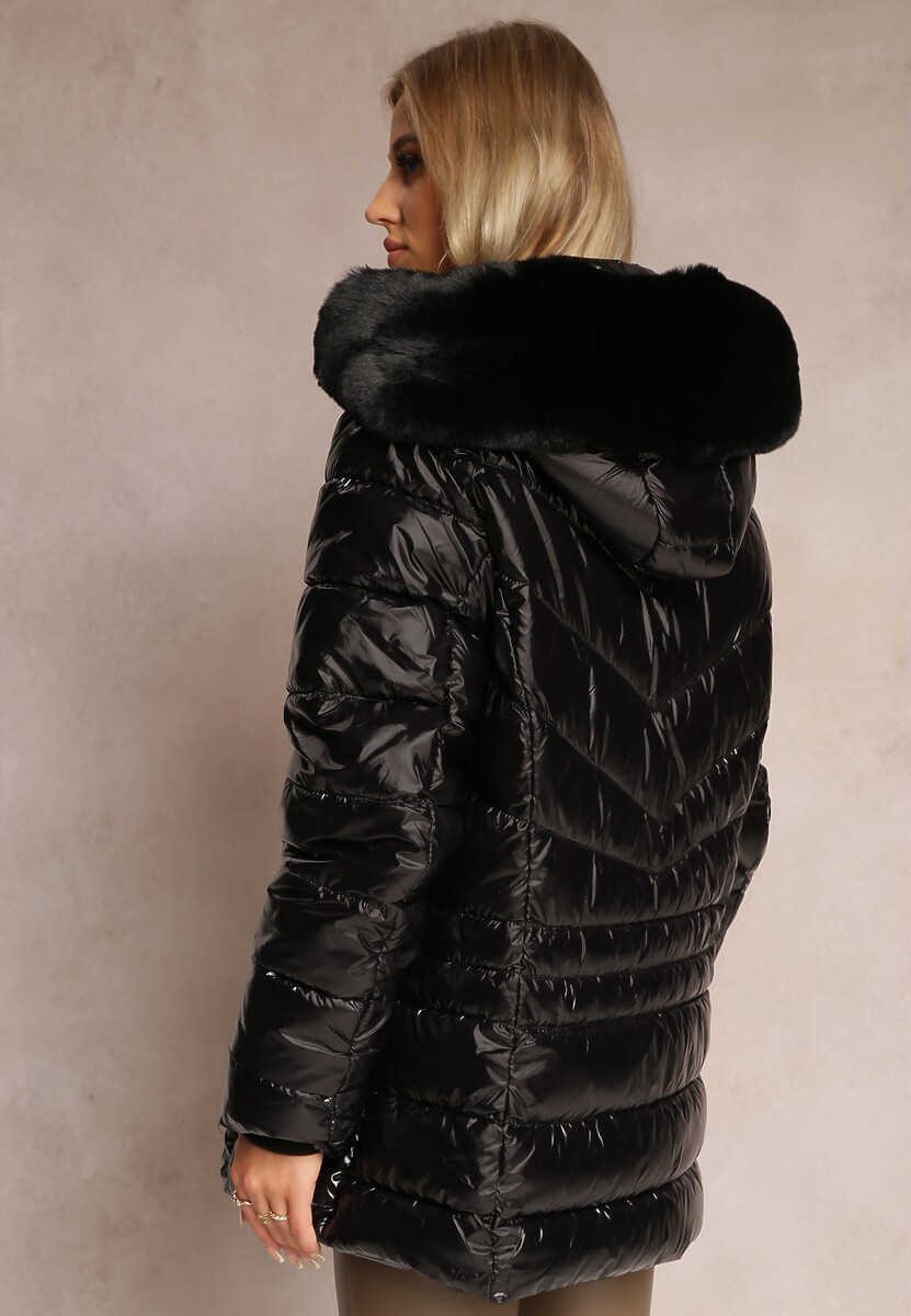 Czarna Lekko Błyszcząca Kurtka z Kapturem Ozdobionym Futerkiem Xardellia