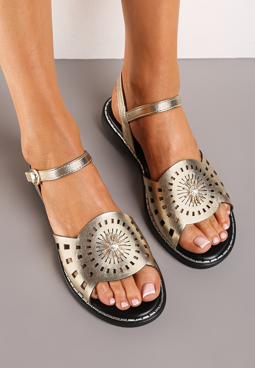 Złote Sandały na Płaskiej Podeszwie z Ażurowym Zdobieniem i Cyrkoniami Zapinane Wokół Kostki Adielle