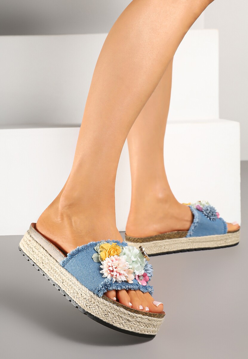 Jasnoniebieskie Klapki Ozdobione Kwiatami 3D Kinarella