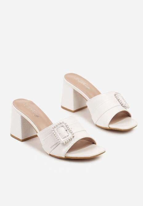 Białe Klapki na Słupku Ozdobione Klamrą Sepaviae