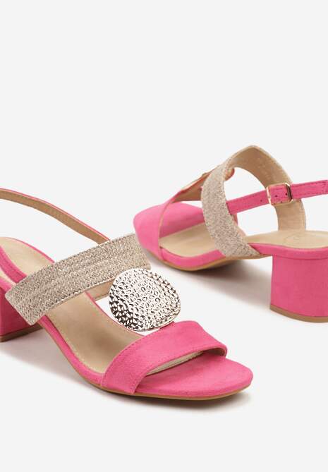 Fuksjowe Sandały na Słupkowym Obcasie z Tłoczoną Aplikacją Nuilseli