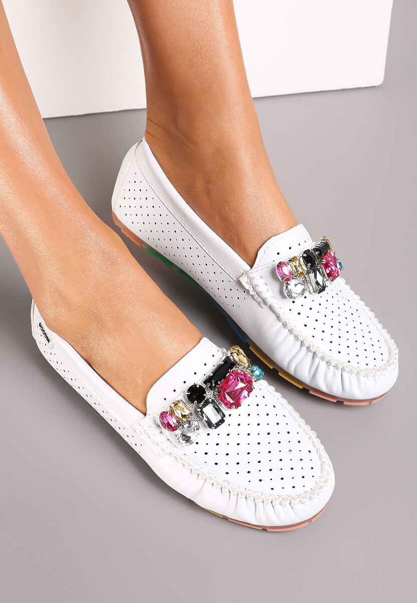 Białe Mokasyny z Przeszyciami i Ozdobą z Cyrkonii Olini