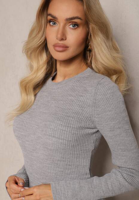 Szara Sweterkowa Sukienka o Dopasowanym Kroju Sartana