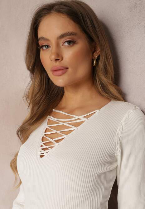 Biały Sweter Wiązany na Dekolcie z Prążkowanej Dzianiny Afta