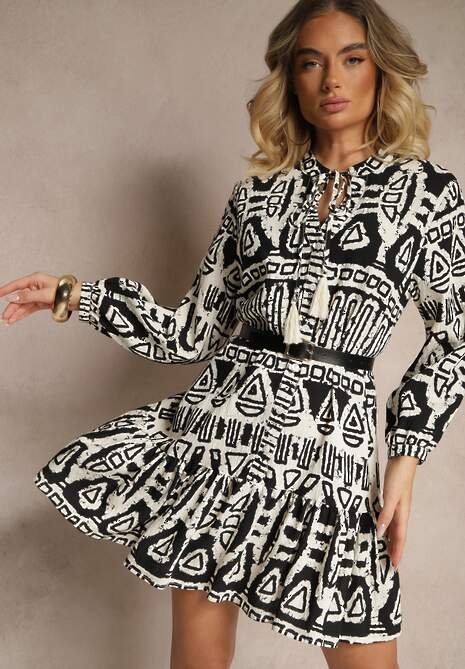 Czarna Rozkloszowana Sukienka z Wiskozy w Etniczny Print z Wiązaniem z Frędzlami Ravpio