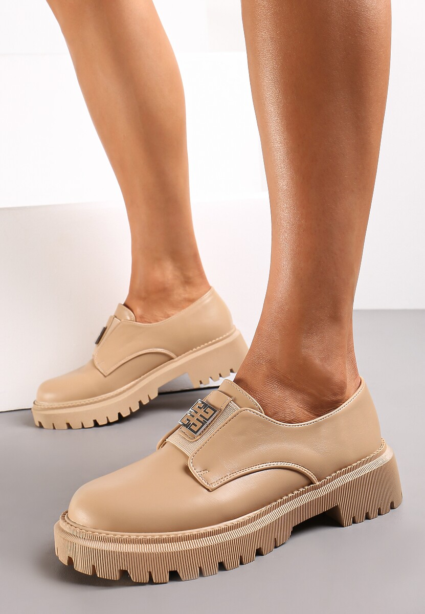 Ciemnobeżowe Mokasyny na Platformie z Geometryczną Aplikacją Tindara