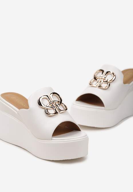 Białe Klapki Ozdobione Złotą Klamrą na Platformie i Koturnie Neonbia
