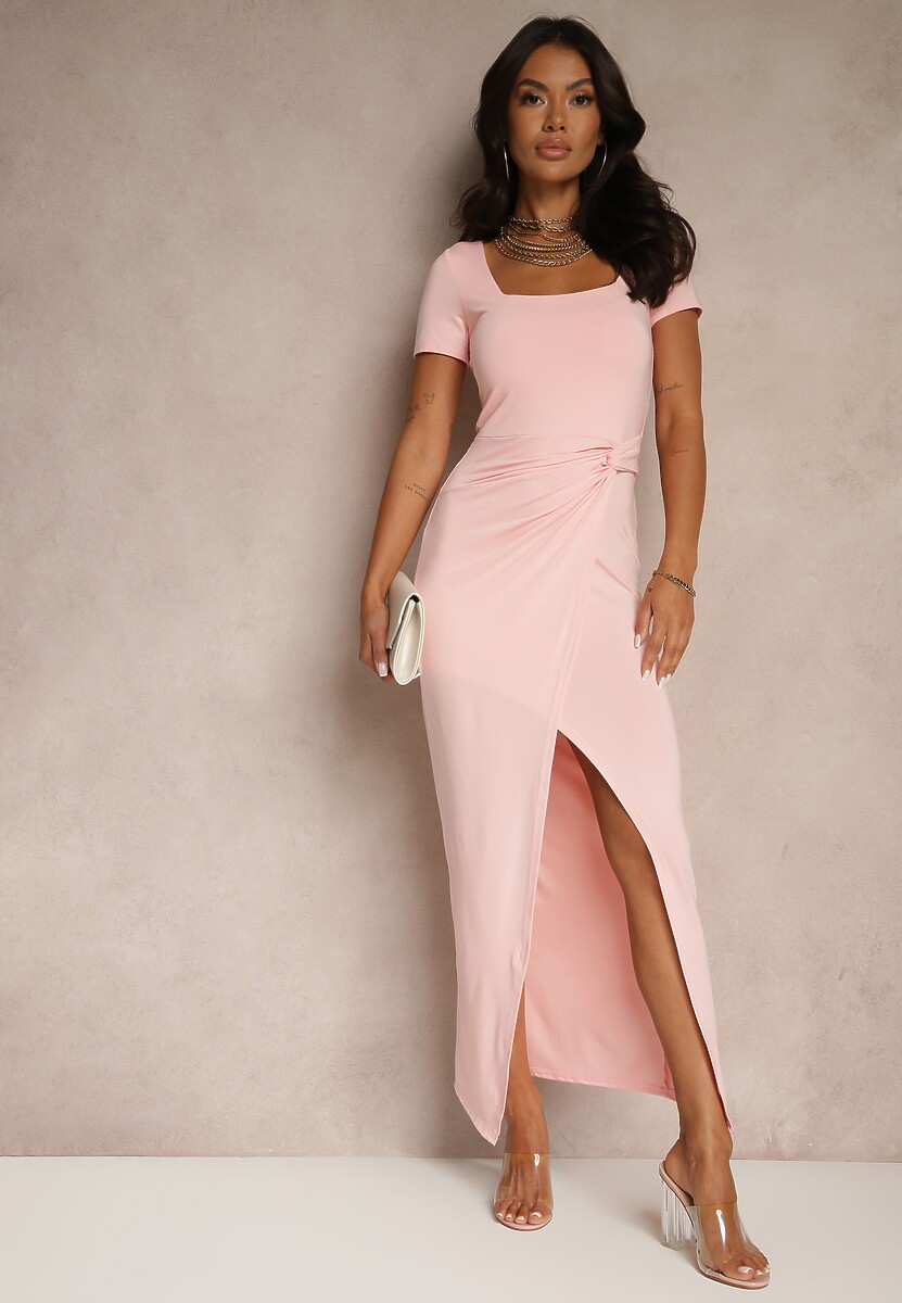 Różowa Sukienka z Wiskozą Ozdobiona Marszczeniem i Rozcięciem na Nogę Milanorea