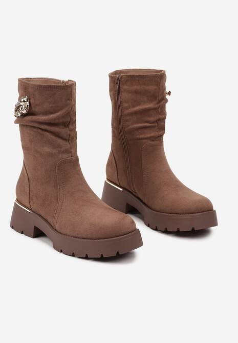Brązowe Botki z Imitacji Zamszu z Ozdobnie Marszczoną Cholewką i Metalowym Detalem Zinarissa
