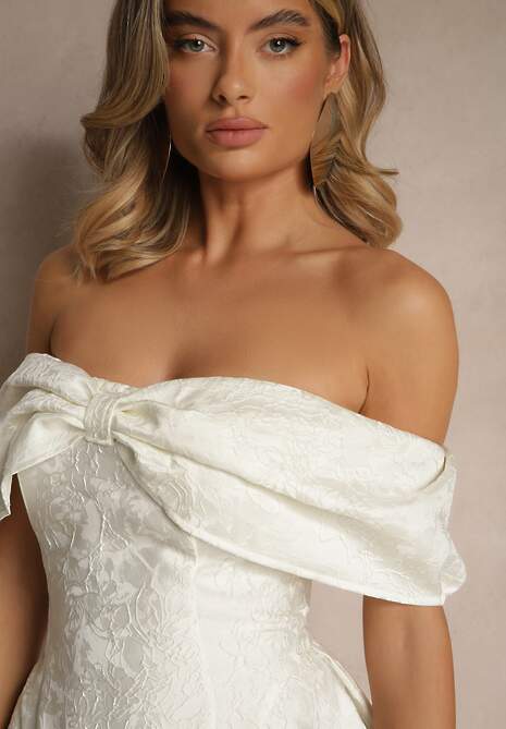 Biała Sukienka Vices z Hiszpańskim Dekoltem i Haftami Fenaleira