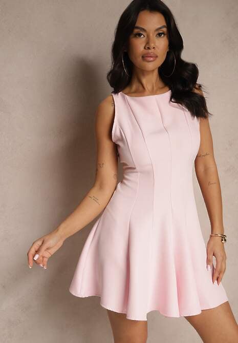 Różowa Sukienka o Rozkloszowanym Kroju z Przeszyciami Lenirae