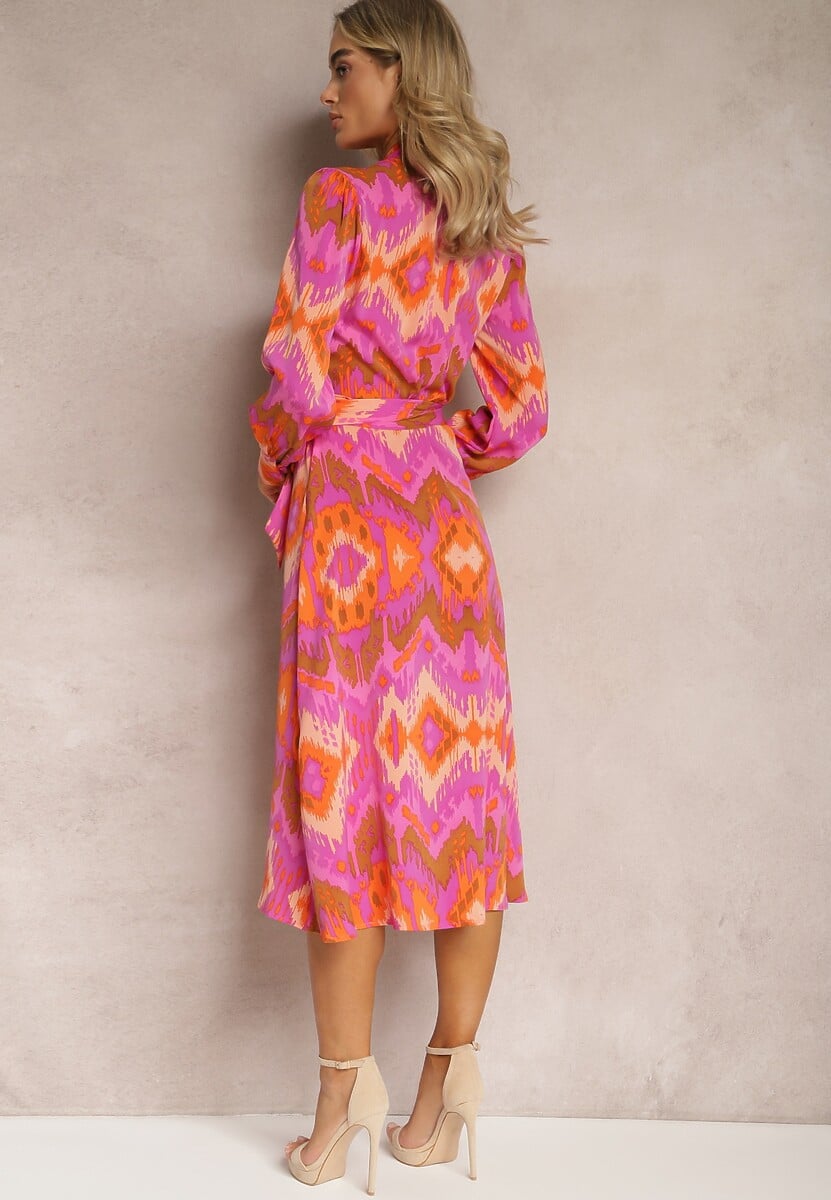 Różowa Sukienka Midi z Ikatowym Wzorem z Kopertowym Dekoltem i Paskiem Erdda