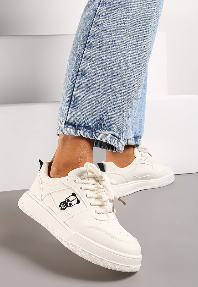 Beżowe Sznurowane Sneakersy z Ekoskóry z Ozdobną Naszywką i Perforacją Vetria