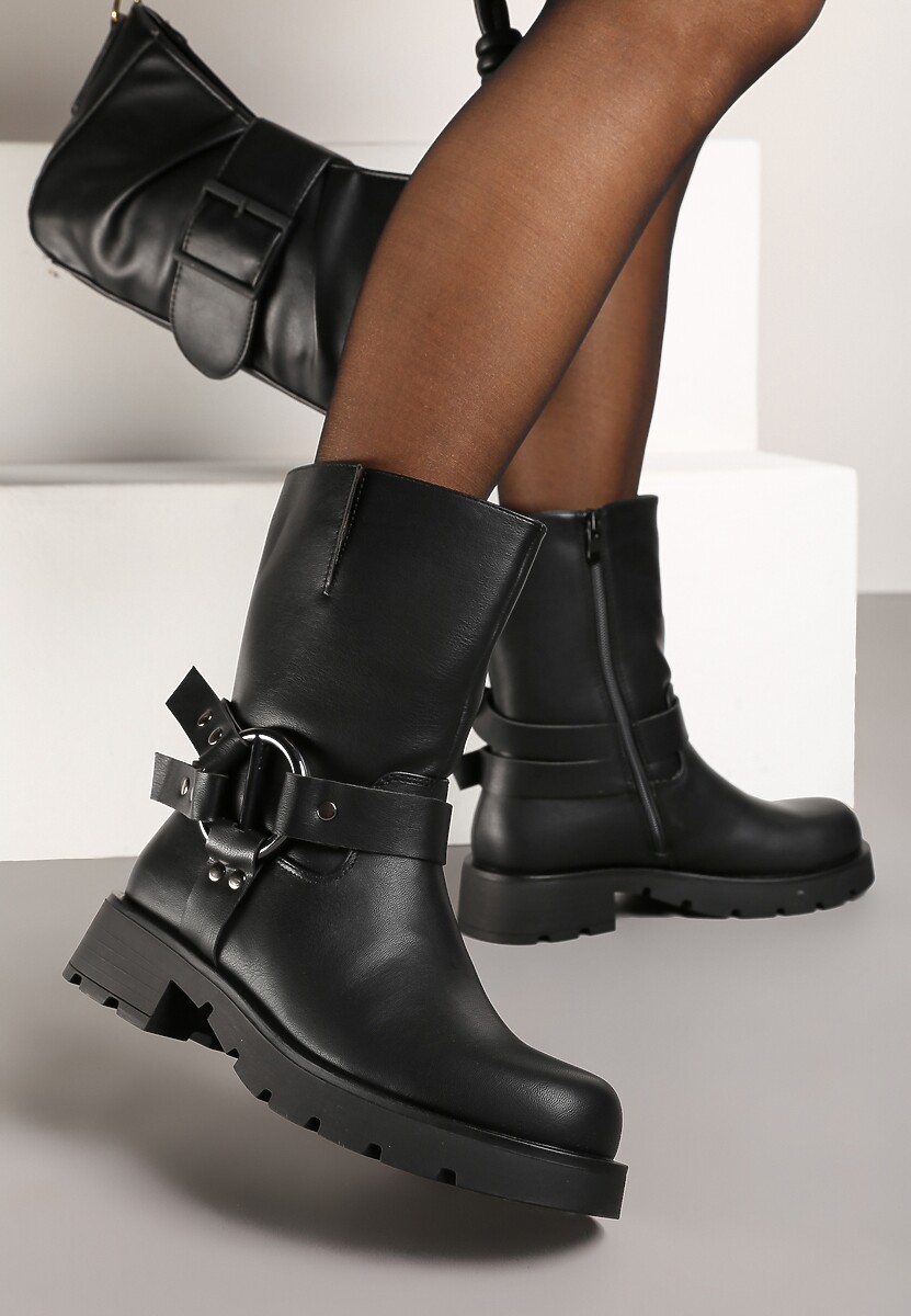 Czarne Botki Bikery na Płaskiej Podeszwie z Ozdobnymi Paskami i Klamrami Nialese