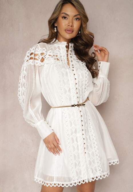 Biała Koszulowa Sukienka Mini z Paskiem Zdobiona Koronką Organdi