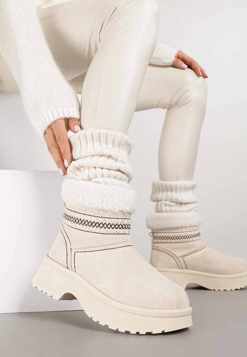 Beżowe Krótkie Śniegowce Wsuwane z Haftem i Futerkiem przy Cholewce Miovadia