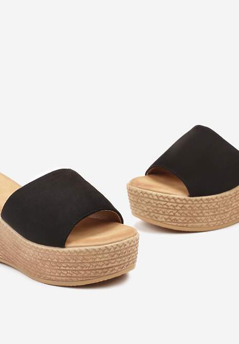 Czarne Klapki na Plecionym Koturnie Jaratta