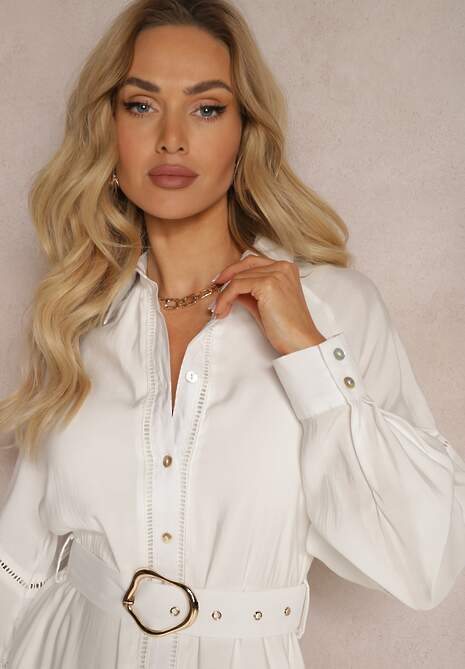 Biała Rozpinana Sukienka z Materiałowym Paskiem i Klamrą Kastria